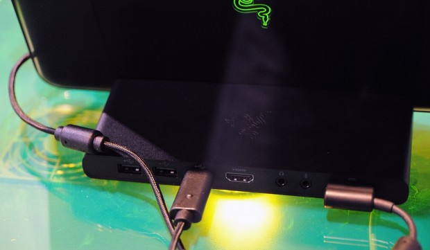 Razer Edge auf der CES 2013 - das Dock mit drei Ports nach USB 3.0 (Bild: Nico Ernst/Golem.de)